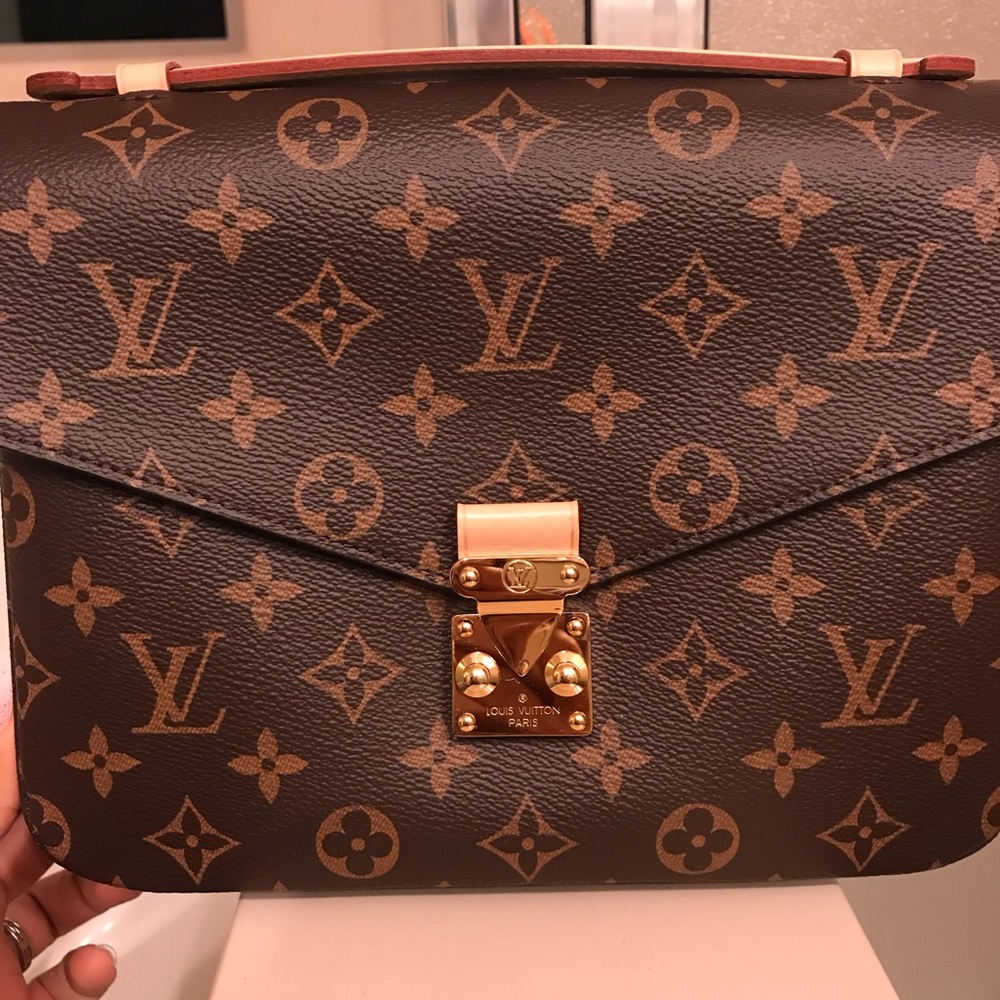 Louis Vuitton Pochette Metis Monogram Like New